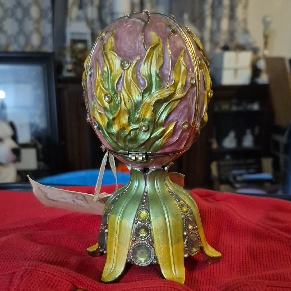 Collette Et Cie Egg Shaped Music Box That Opens To Reveal A Rotating Basket.